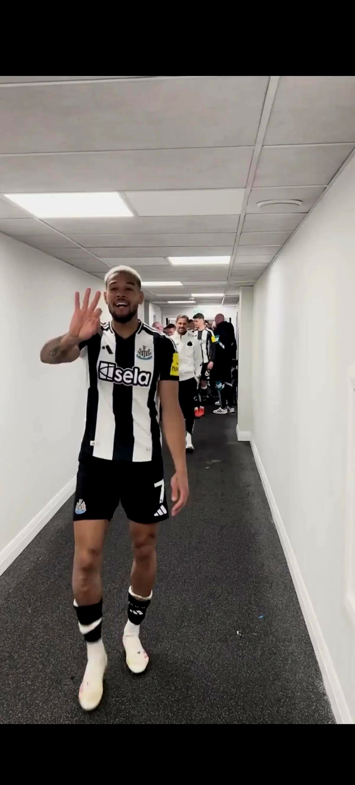 LOL S15平台下注 - 纽卡斯尔训练开放日，今夜主帅复盘引欢呼，欧超杯在即，阵容厚度经受考验