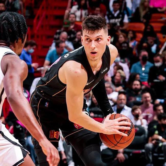 转会期全明星赛焦点战，菲尼克斯太阳复出首秀，话题不断，资深球员宣示担当的简单介绍